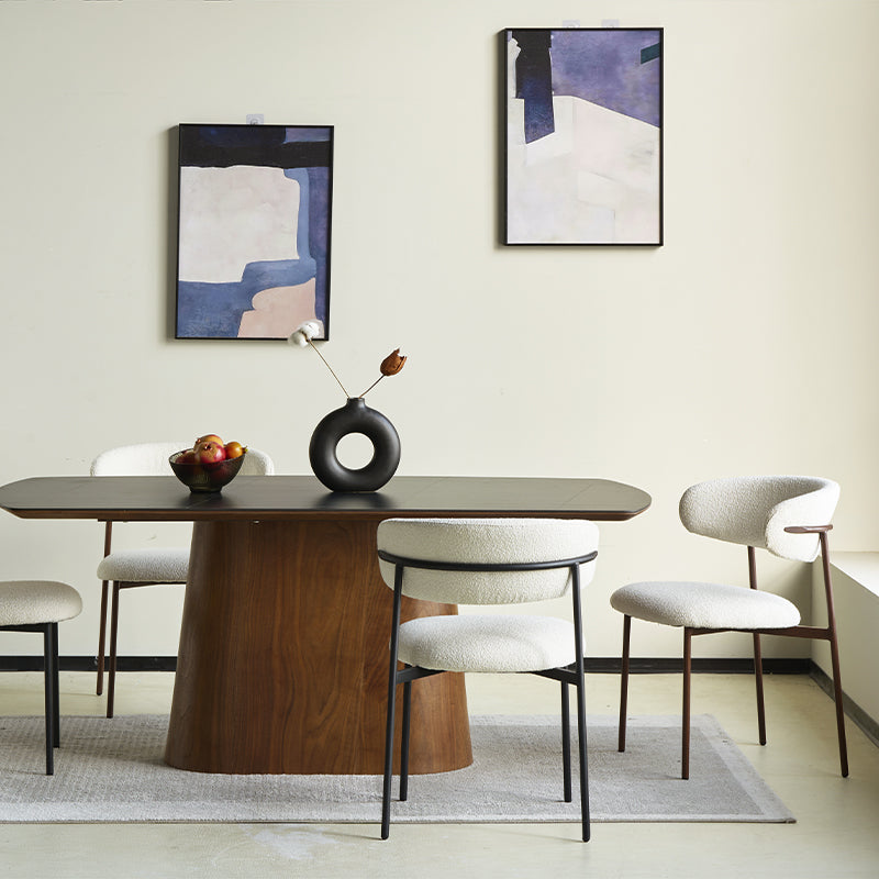 Quattro sedie Zahra in tessuto bouclé attorno a un tavolo da pranzo, design minimalista e neutro