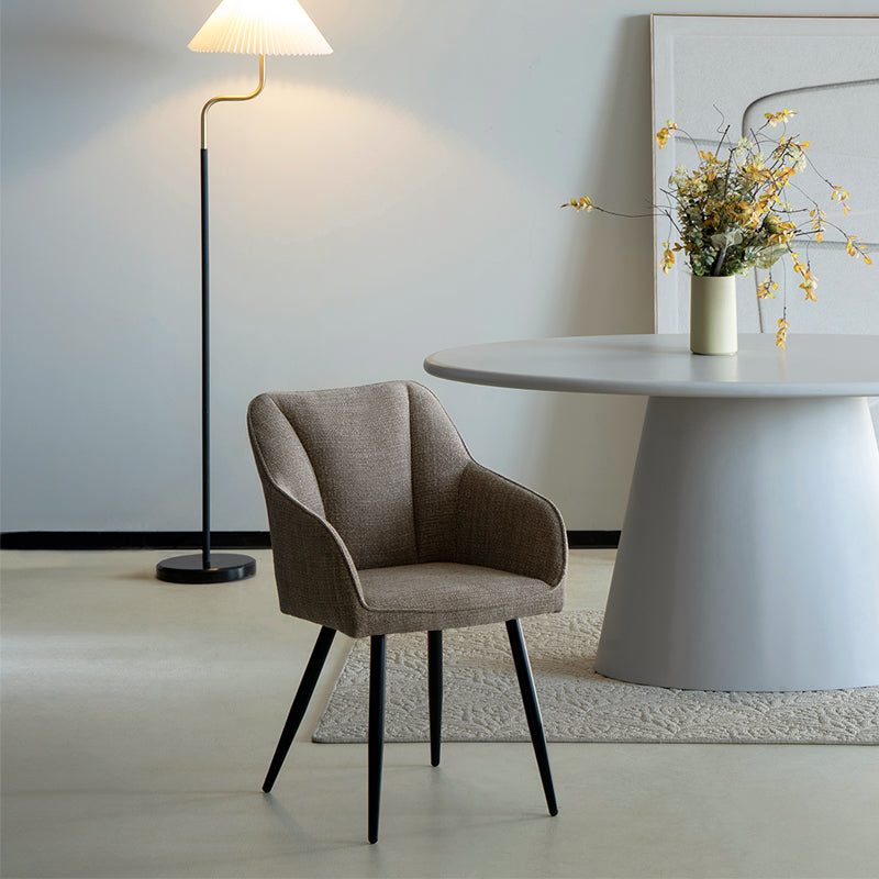 Poltrona imbottita Sienna Garden di OFCASA con struttura in metallo nero e cuscini grigi, perfetta per terrazzi e sale da pranzo,Poltrona da esterno Sienna in un patio moderno, mostra design ergonomico e tessuto resistente alle intemperie