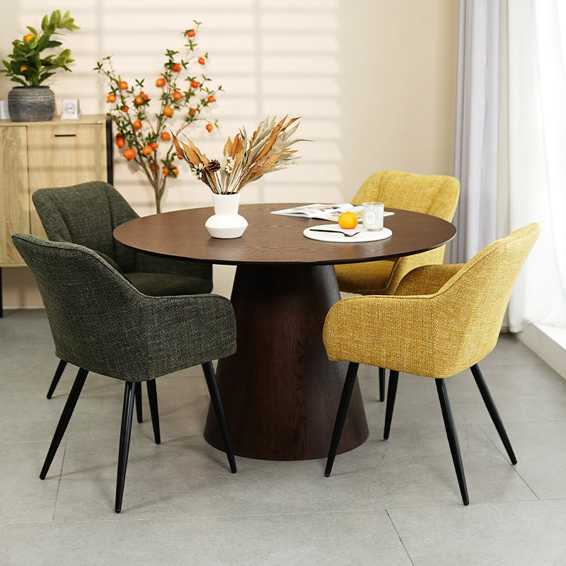 Poltrona imbottita Sienna Garden di OFCASA con struttura in metallo nero e cuscini grigi, perfetta per terrazzi e sale da pranzo,Poltrona da esterno Sienna in un patio moderno, mostra design ergonomico e tessuto resistente alle intemperie
