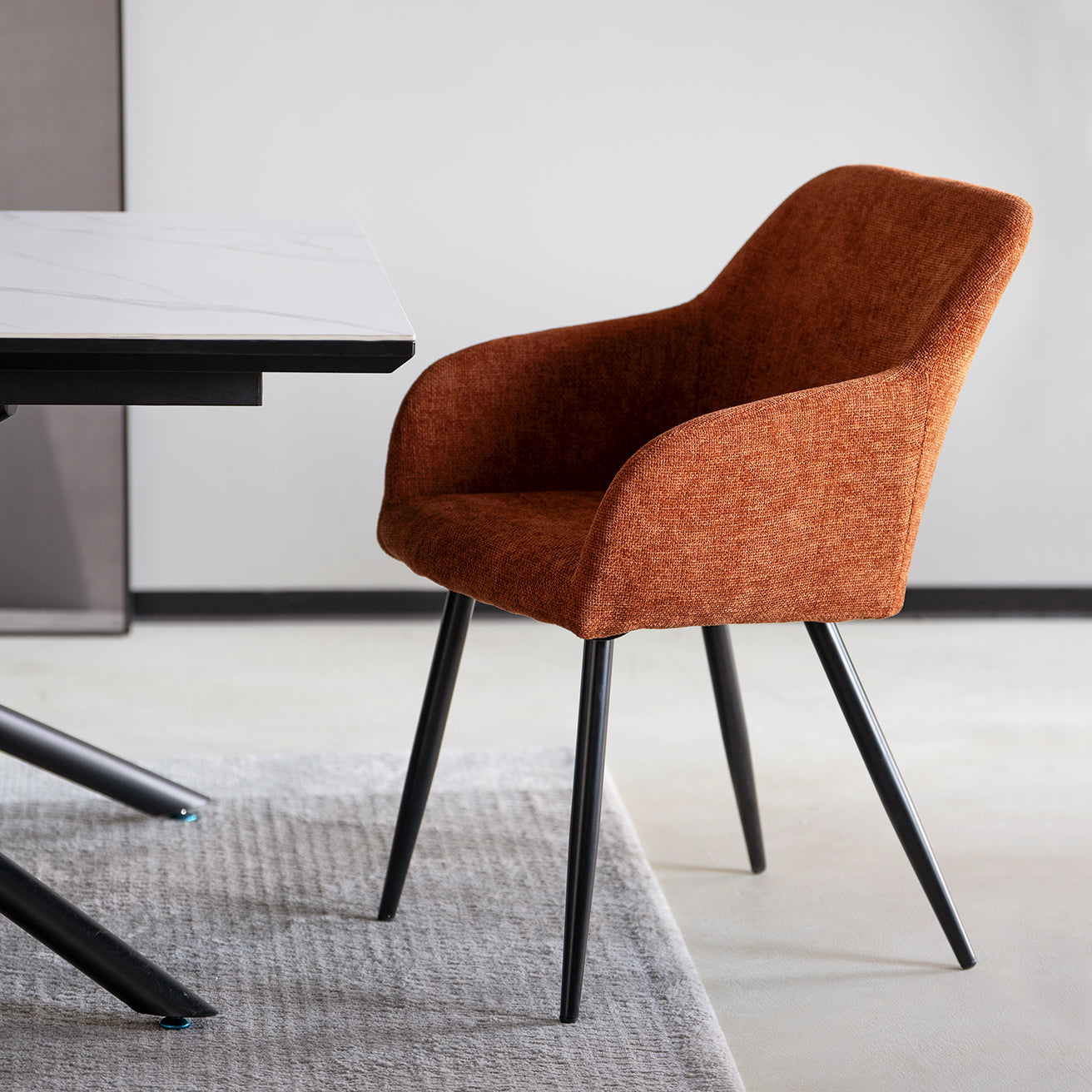 Gambe in metallo nero con finitura a polvere e piedini antiscivolo sulla sedia Frazer OFCASA