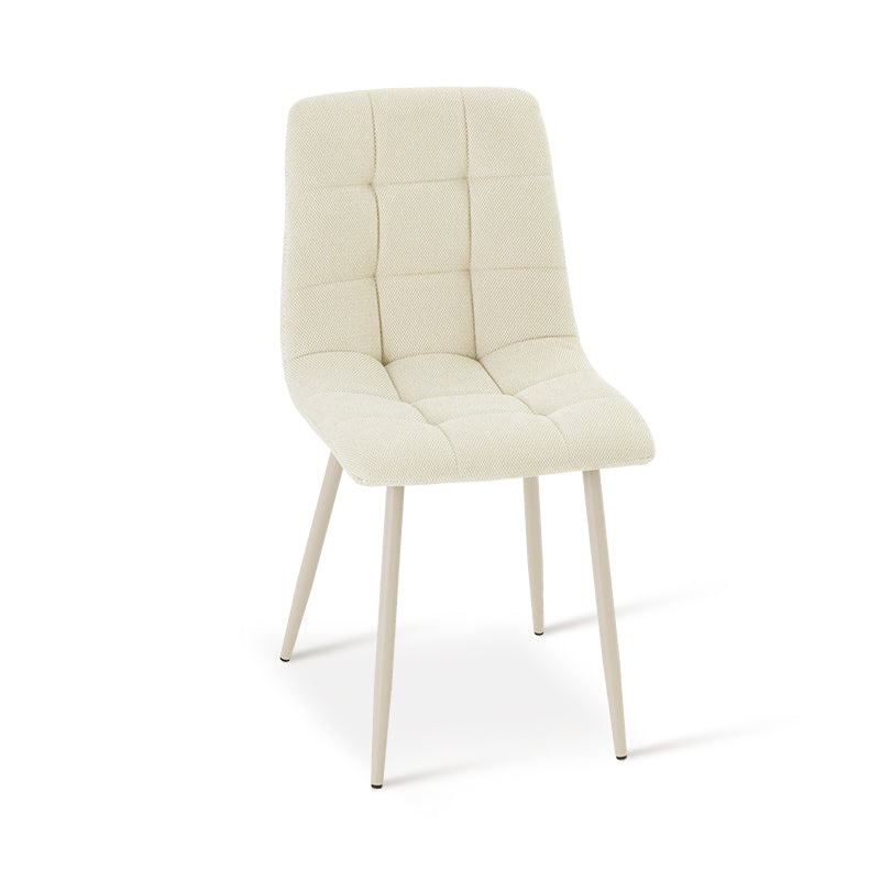 Dettaglio braccioli svasati e schienale curvo delle sedie Aoife, ideali per lunghe cene