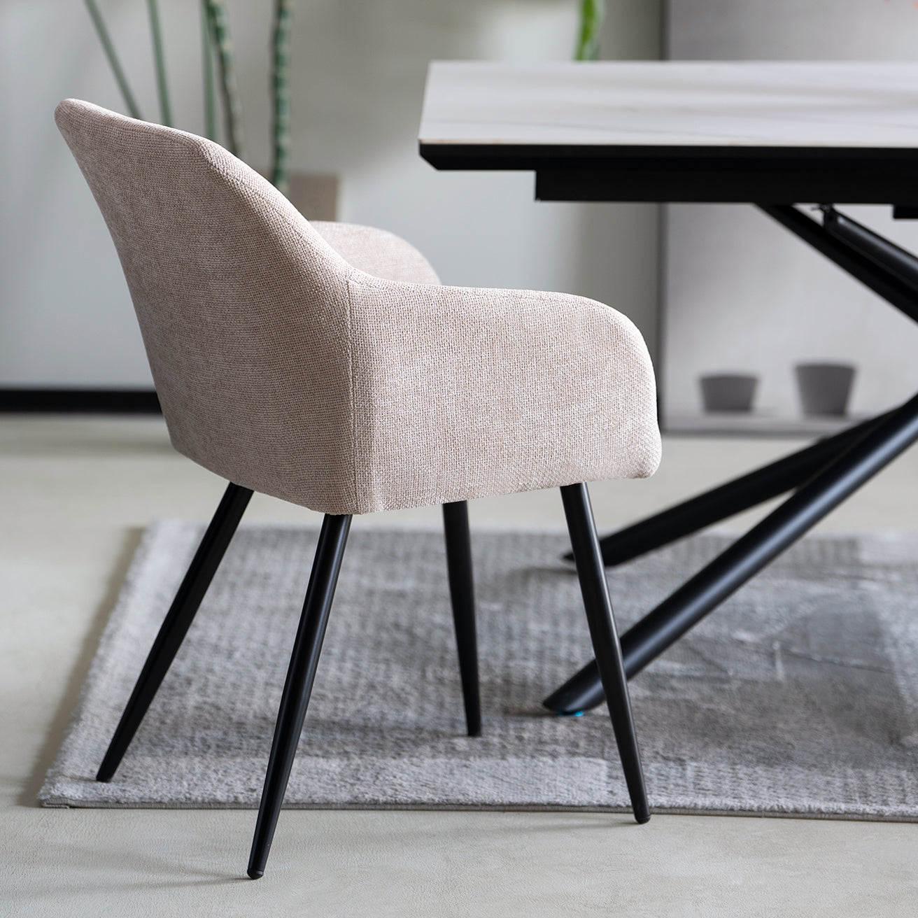 Dettaglio del sedile e schienale imbottiti della sedia Frazer, ideali per pranzi prolungati