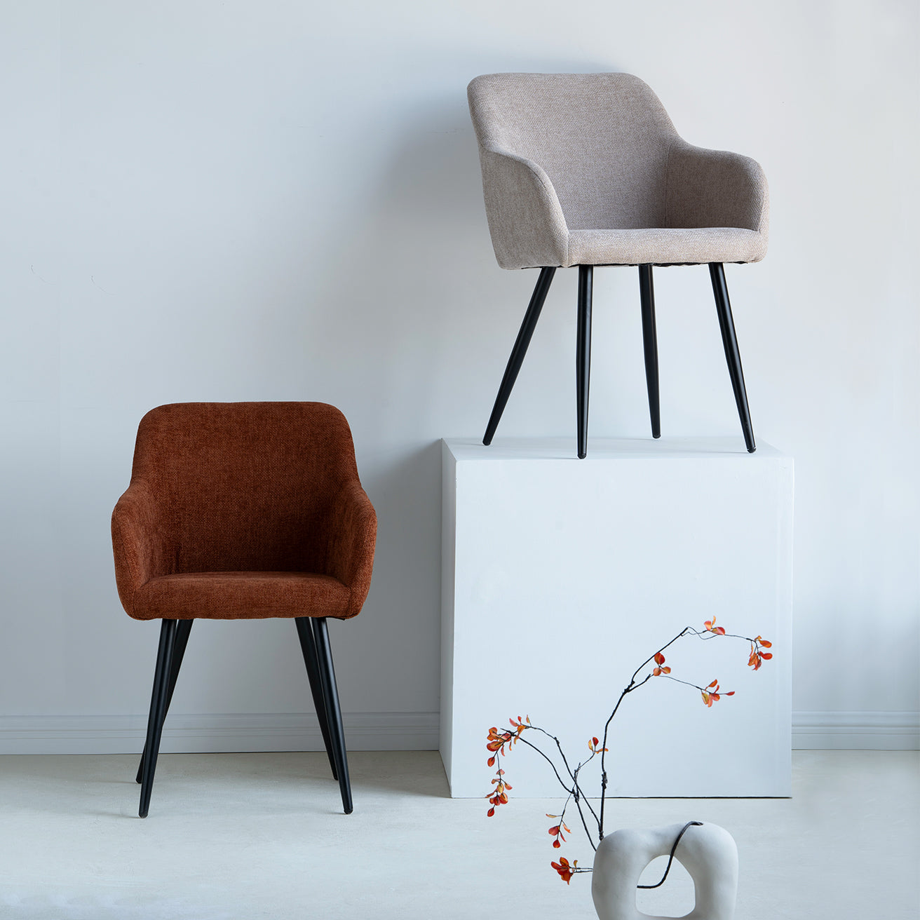 Dettaglio del sedile e schienale imbottiti della sedia Frazer, ideali per pranzi prolungati