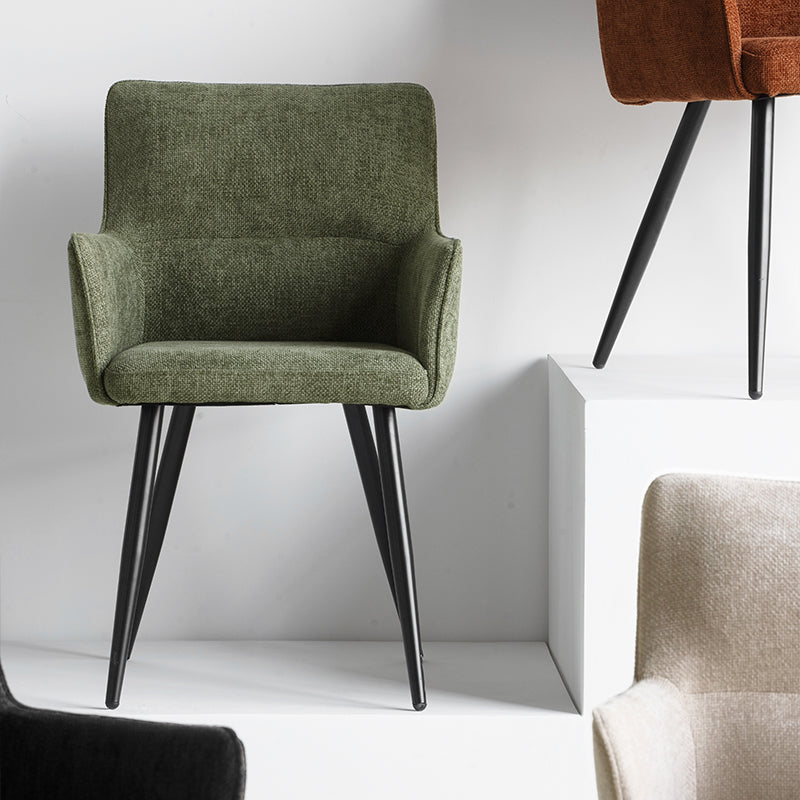 Vista laterale della sedia Kaya che mostra i braccioli curvi e le gambe in legno robusto