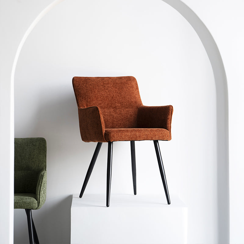 Vista laterale della sedia Kaya che mostra i braccioli curvi e le gambe in legno robusto