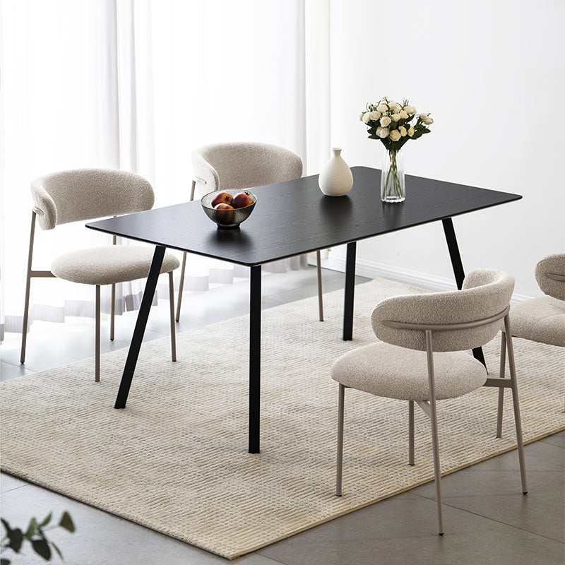 Texture del tessuto bouclé beige sulla sedia Zahra, materiale soffice e resistente per un comfort duraturo