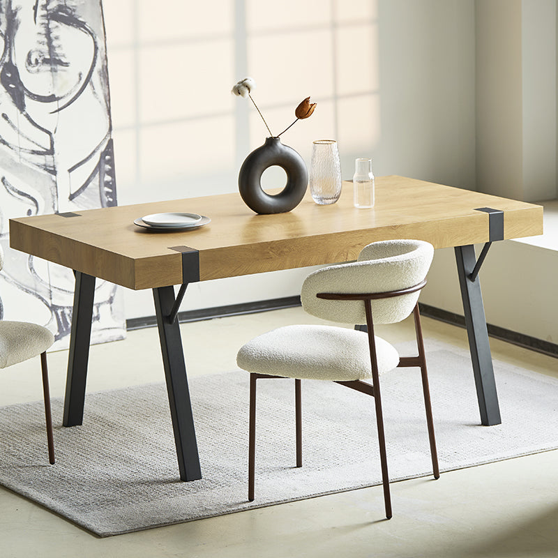 Texture del tessuto bouclé beige sulla sedia Zahra, materiale soffice e resistente per un comfort duraturo