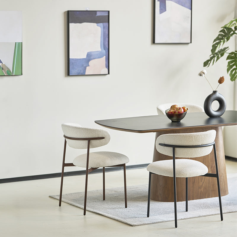 Texture del tessuto bouclé beige sulla sedia Zahra, materiale soffice e resistente per un comfort duraturo