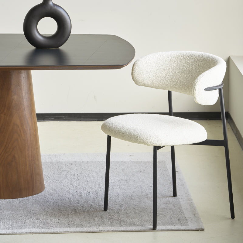 Texture del tessuto bouclé beige sulla sedia Zahra, materiale soffice e resistente per un comfort duraturo