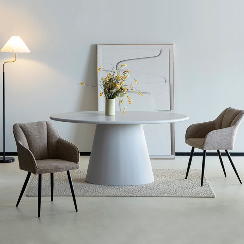 Poltrona imbottita Sienna Garden di OFCASA con struttura in metallo nero e cuscini grigi, perfetta per terrazzi e sale da pranzo,Poltrona da esterno Sienna in un patio moderno, mostra design ergonomico e tessuto resistente alle intemperie