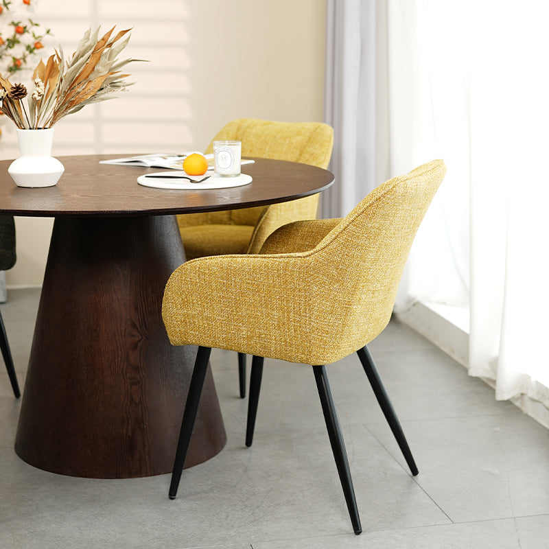 Primo piano del sedile imbottito della poltrona Sienna, con cuciture rinforzate e schiuma ad alta densità,Gambe in acciaio verniciato della poltrona Sienna Garden, anti-ruggine e stabilità migliorata,Gruppo di poltrone OFCASA Sienna intorno a un tavolo da giardino, arredo boho-chic con cuscini decorativi