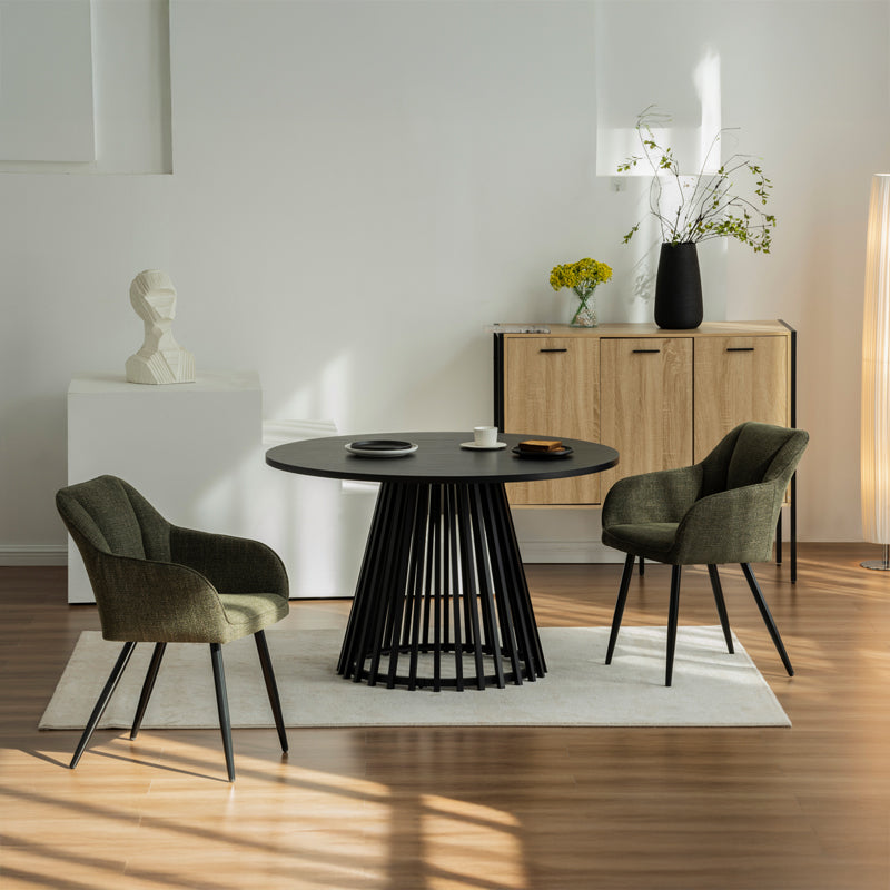 Poltrona imbottita Sienna Garden di OFCASA con struttura in metallo nero e cuscini grigi, perfetta per terrazzi e sale da pranzo,Poltrona da esterno Sienna in un patio moderno, mostra design ergonomico e tessuto resistente alle intemperie