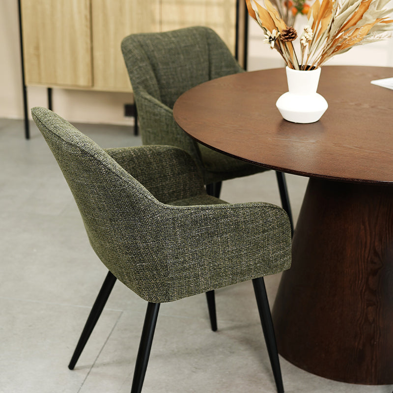 Poltrona imbottita Sienna Garden di OFCASA con struttura in metallo nero e cuscini grigi, perfetta per terrazzi e sale da pranzo,Poltrona da esterno Sienna in un patio moderno, mostra design ergonomico e tessuto resistente alle intemperie