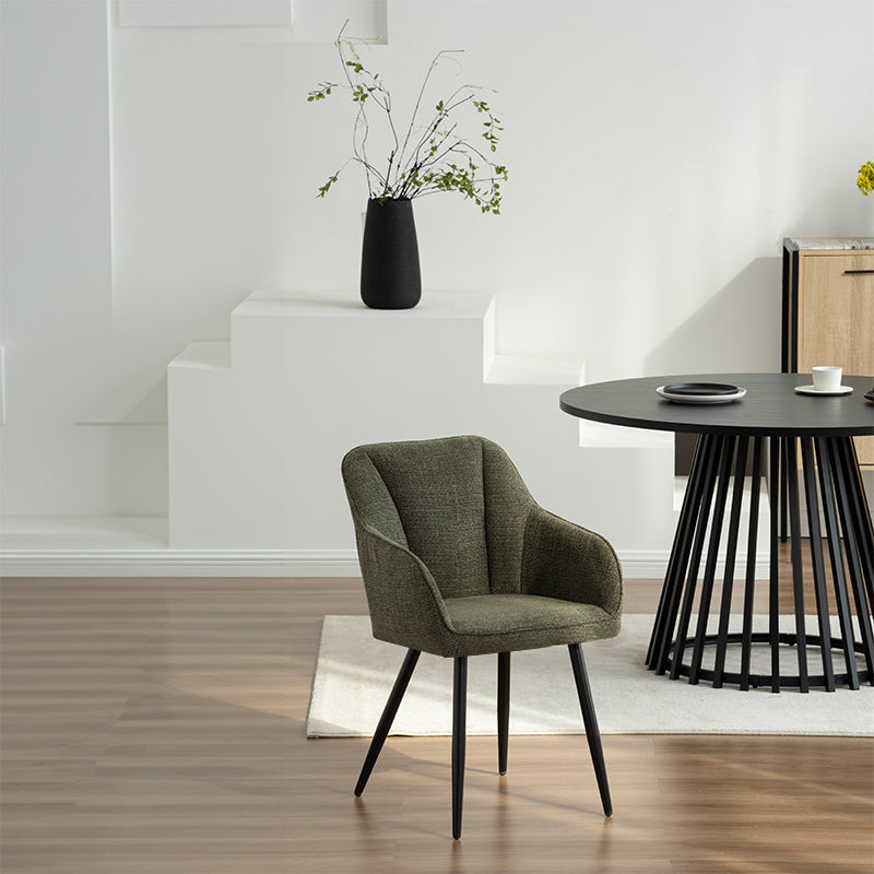 Poltrona imbottita Sienna Garden di OFCASA con struttura in metallo nero e cuscini grigi, perfetta per terrazzi e sale da pranzo,Poltrona da esterno Sienna in un patio moderno, mostra design ergonomico e tessuto resistente alle intemperie