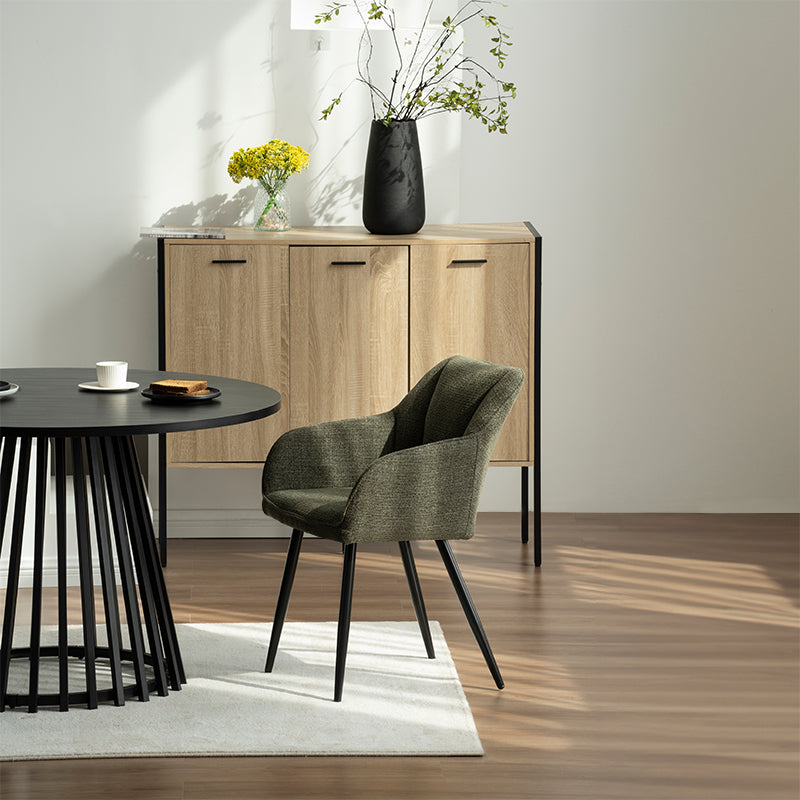 Poltrona imbottita Sienna Garden di OFCASA con struttura in metallo nero e cuscini grigi, perfetta per terrazzi e sale da pranzo,Poltrona da esterno Sienna in un patio moderno, mostra design ergonomico e tessuto resistente alle intemperie