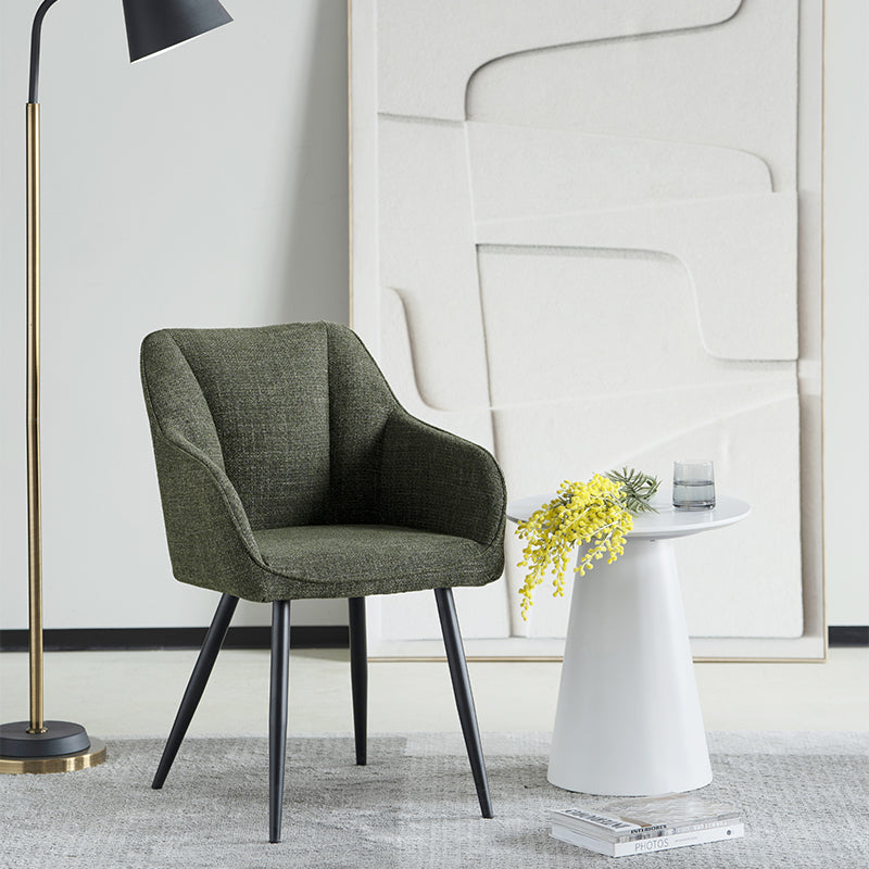 Poltrona imbottita Sienna Garden di OFCASA con struttura in metallo nero e cuscini grigi, perfetta per terrazzi e sale da pranzo,Poltrona da esterno Sienna in un patio moderno, mostra design ergonomico e tessuto resistente alle intemperie