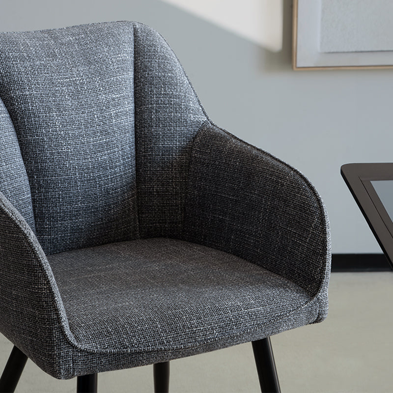 Primo piano del sedile imbottito della poltrona Sienna, con cuciture rinforzate e schiuma ad alta densità,Gambe in acciaio verniciato della poltrona Sienna Garden, anti-ruggine e stabilità migliorata,Gruppo di poltrone OFCASA Sienna intorno a un tavolo da giardino, arredo boho-chic con cuscini decorativi