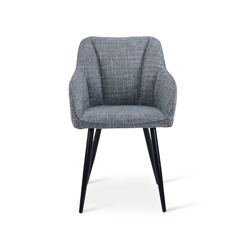 Primo piano del sedile imbottito della poltrona Sienna, con cuciture rinforzate e schiuma ad alta densità,Gambe in acciaio verniciato della poltrona Sienna Garden, anti-ruggine e stabilità migliorata,Gruppo di poltrone OFCASA Sienna intorno a un tavolo da giardino, arredo boho-chic con cuscini decorativi