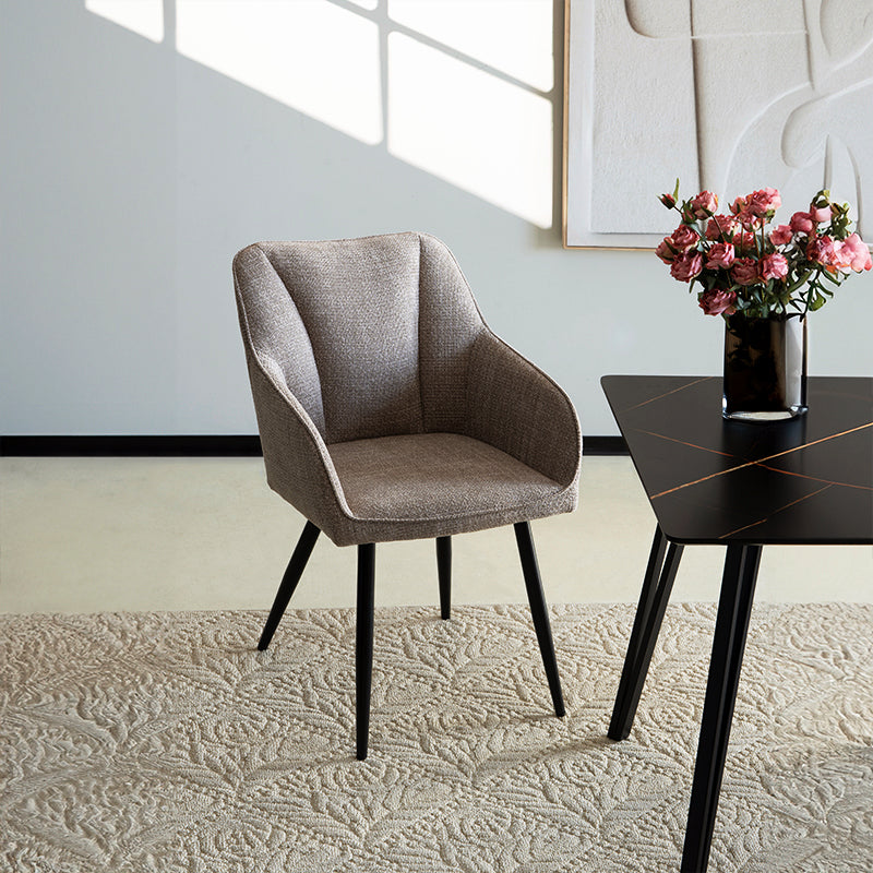 Poltrona imbottita Sienna Garden di OFCASA con struttura in metallo nero e cuscini grigi, perfetta per terrazzi e sale da pranzo,Poltrona da esterno Sienna in un patio moderno, mostra design ergonomico e tessuto resistente alle intemperie