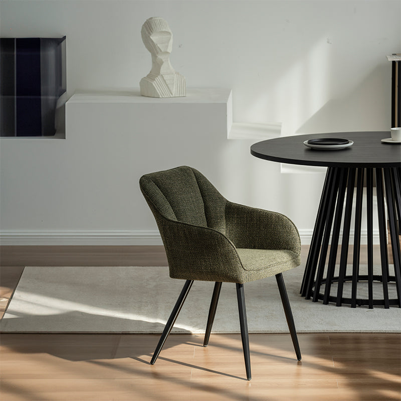 Poltrona imbottita Sienna Garden di OFCASA con struttura in metallo nero e cuscini grigi, perfetta per terrazzi e sale da pranzo,Poltrona da esterno Sienna in un patio moderno, mostra design ergonomico e tessuto resistente alle intemperie