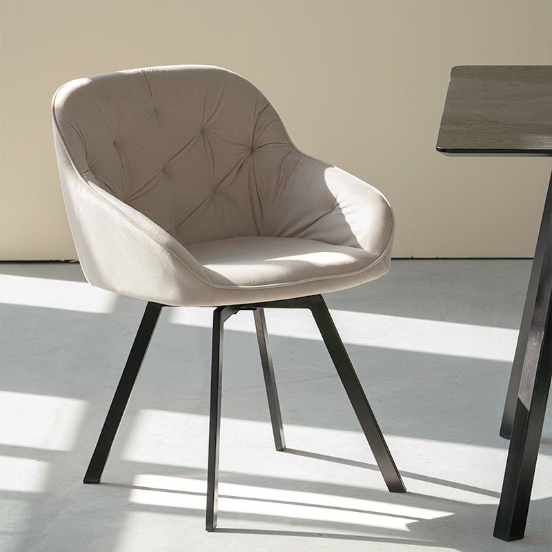 Primo piano del tessuto in pelle faux premium e cuciture rinforzate delle sedie girevoli Keaton, che ne evidenziano la durata