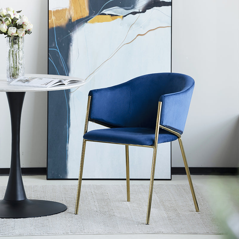 Schienale imbottito della sedia Dalila con forma ad ali d'angelo e rivestimento in velluto opaco