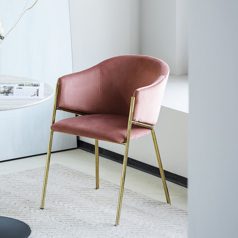 Schienale imbottito della sedia Dalila con forma ad ali d'angelo e rivestimento in velluto opaco