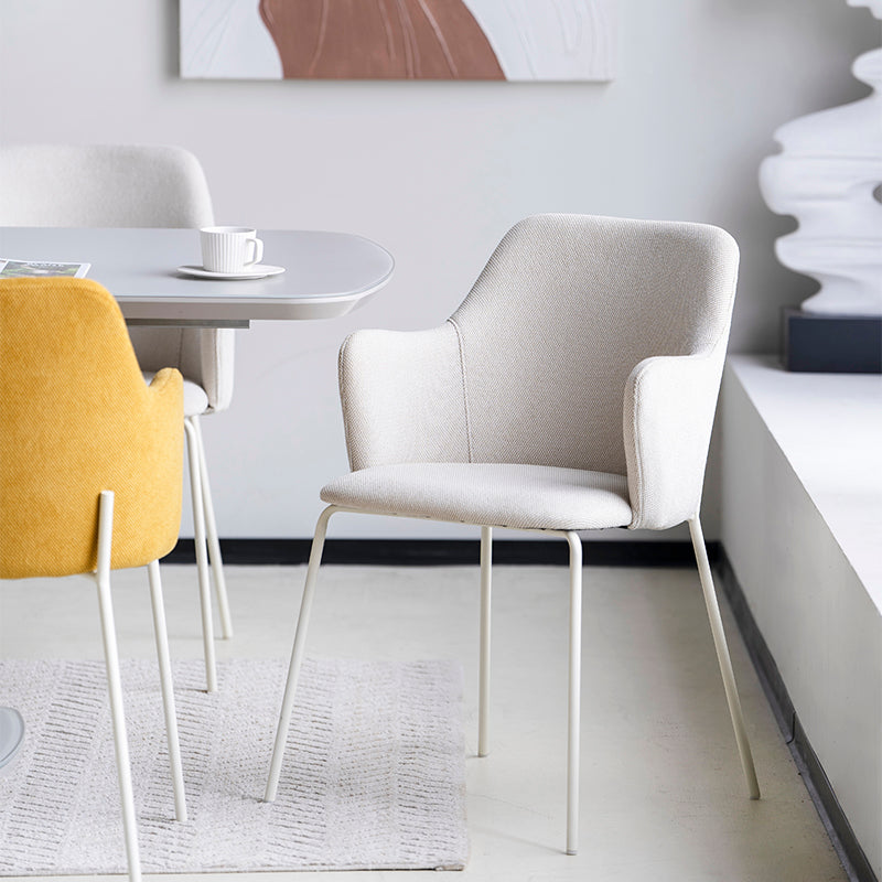 Dettaglio del rivestimento in lino spesso e della seduta imbottita della sedia Dahlia