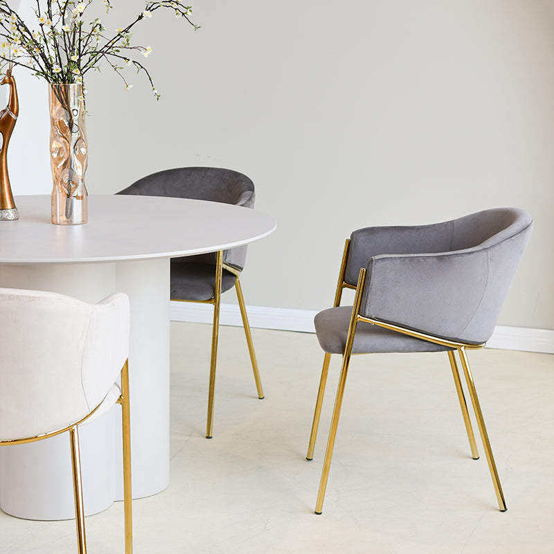 Sedia da pranzo Dalila con braccioli in velluto beige e struttura dorata, design moderno e raffinato