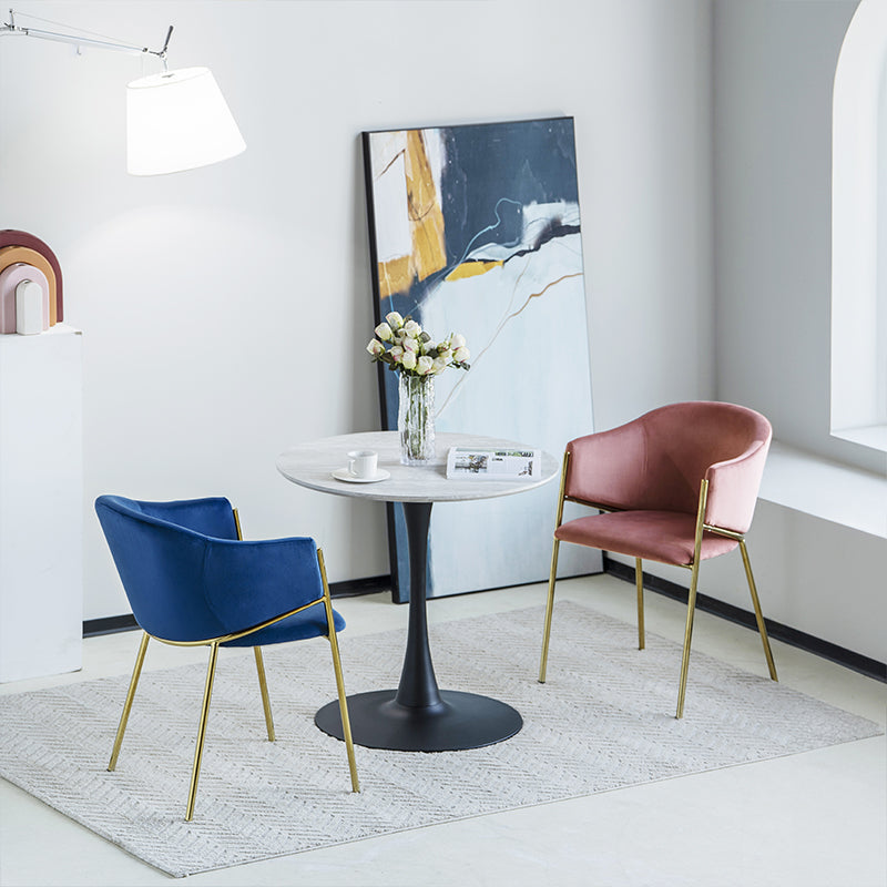 Sedia da pranzo Dalila con braccioli in velluto beige e struttura dorata, design moderno e raffinato