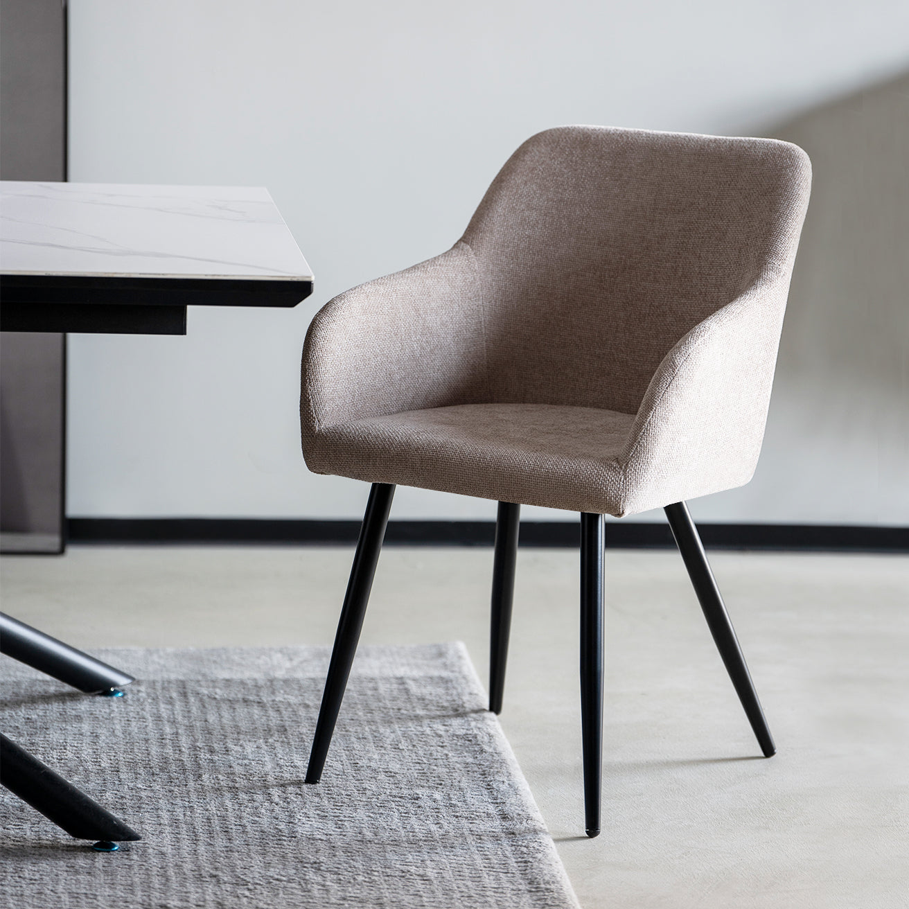 Sedia Frazer con braccioli in verde oliva, abbinabile a tavoli in legno o marmo