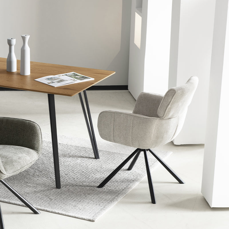 Sedia da pranzo girevole Elara HDC233029 con braccioli, rivestita in chenille beige e base metallica dorata - rotazione 360° per massima libertà di movimento
