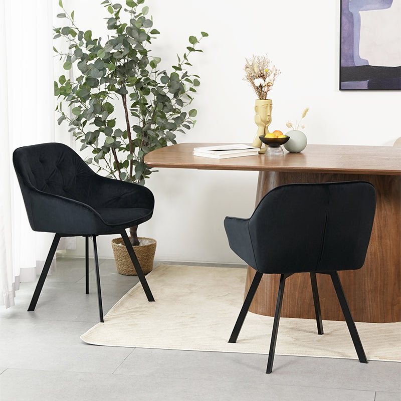 Sedia da pranzo girevole moderna Keaton di OFCASA in nero con seduta imbottita in pelle faux e gambe in metallo cromato, che mostra il meccanismo di rotazione a 360°