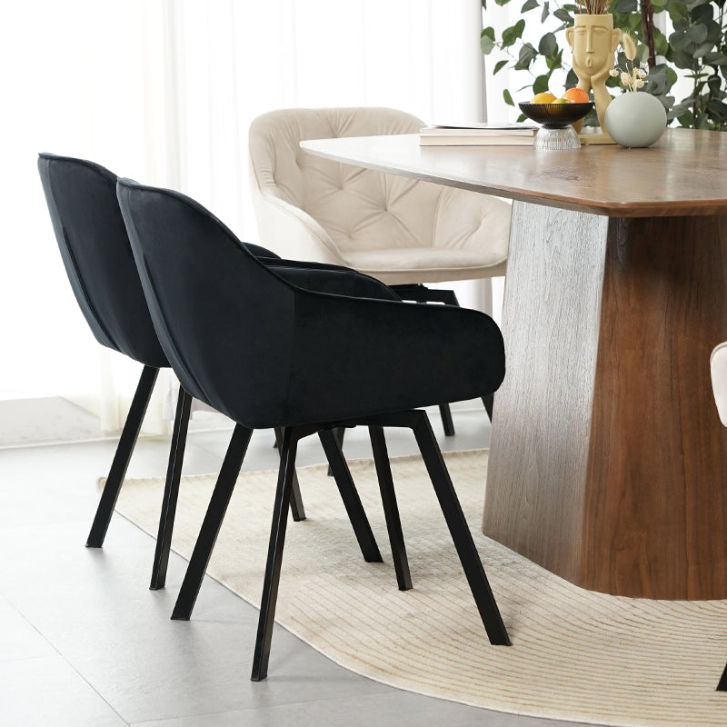 Sedia da pranzo girevole moderna Keaton di OFCASA in nero con seduta imbottita in pelle faux e gambe in metallo cromato, che mostra il meccanismo di rotazione a 360°