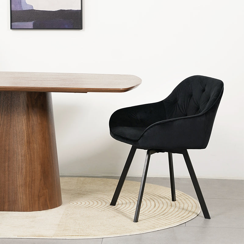 Sedia da pranzo girevole moderna Keaton di OFCASA in nero con seduta imbottita in pelle faux e gambe in metallo cromato, che mostra il meccanismo di rotazione a 360°