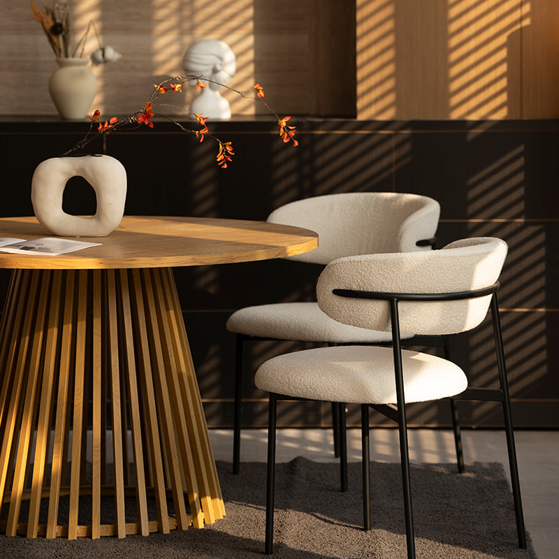 Sedia da pranzo Zahra in bouclé beige accanto a un tavolo in legno chiaro, stile scandinavo