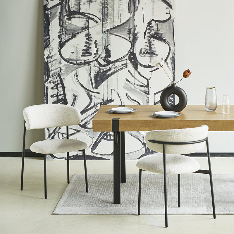 Sedia da pranzo Zahra in bouclé beige accanto a un tavolo in legno chiaro, stile scandinavo