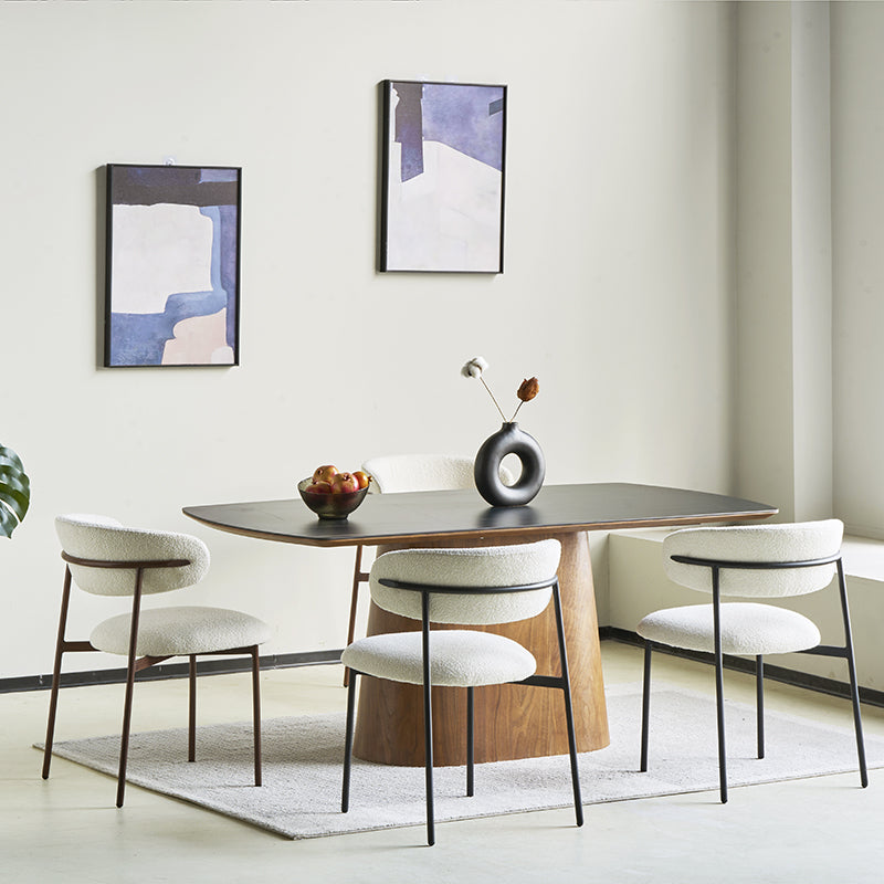 Sedia da pranzo Zahra in bouclé beige accanto a un tavolo in legno chiaro, stile scandinavo