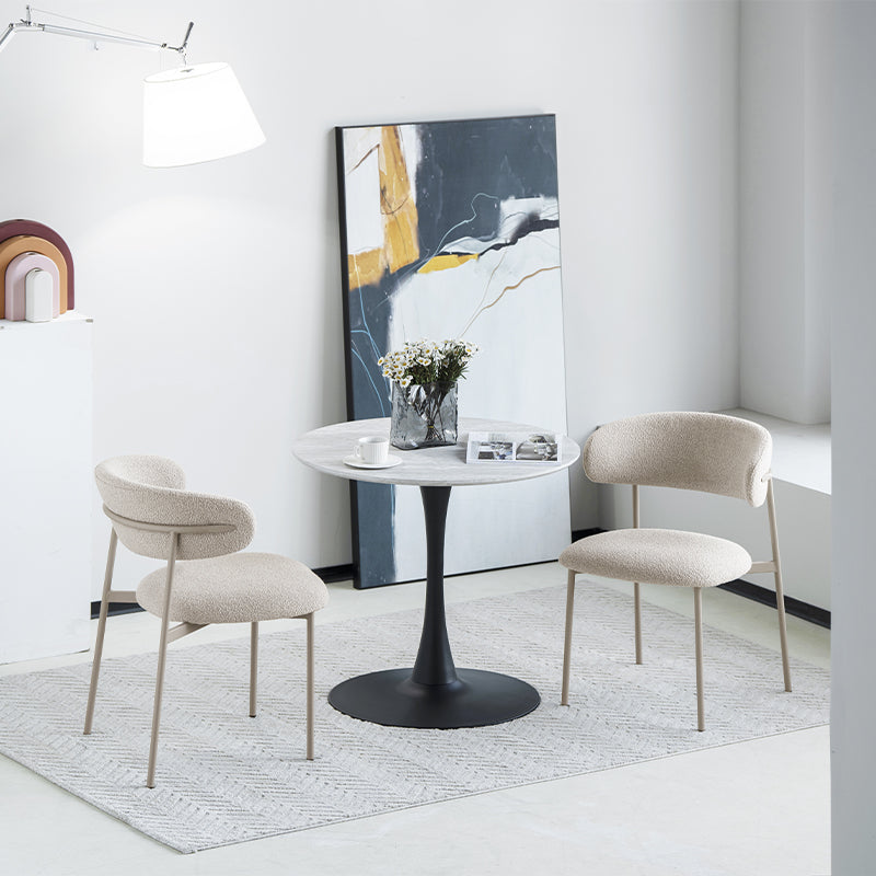 Sedia da pranzo Zahra in bouclé beige accanto a un tavolo in legno chiaro, stile scandinavo