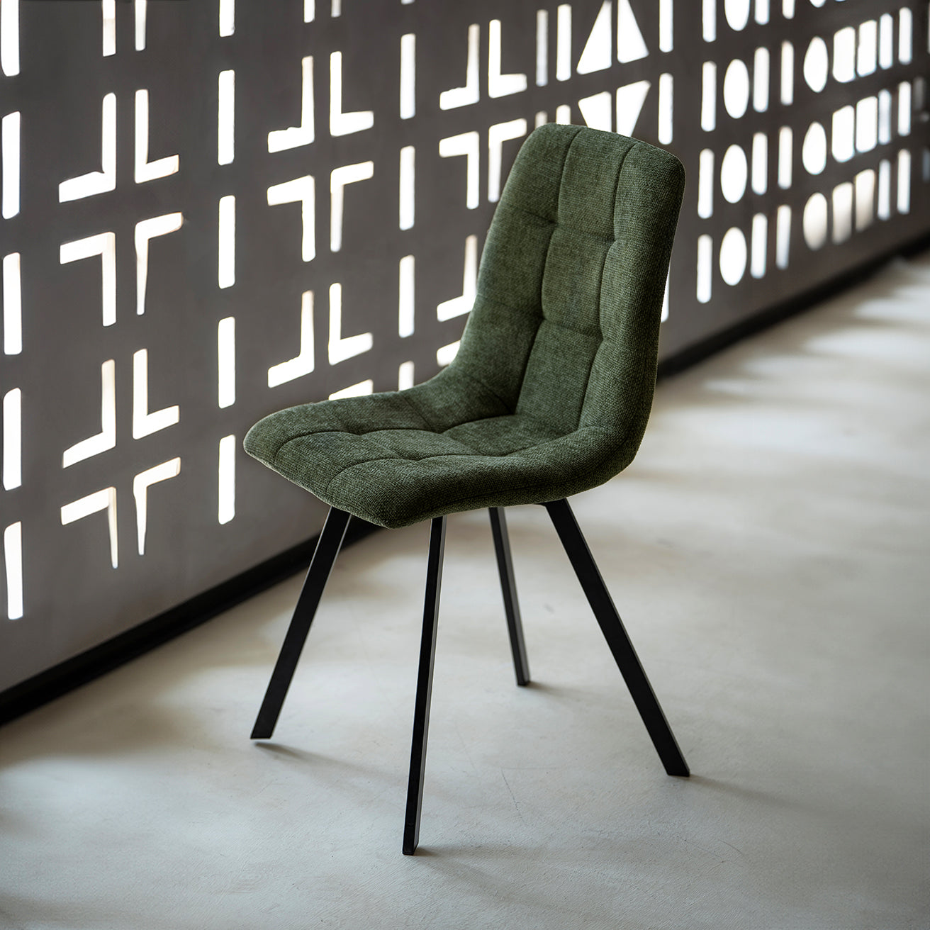 Sedia da pranzo Aoife imbottita in lino beige con struttura in metallo nero opaco - Eleganza e comfort per la tua tavola