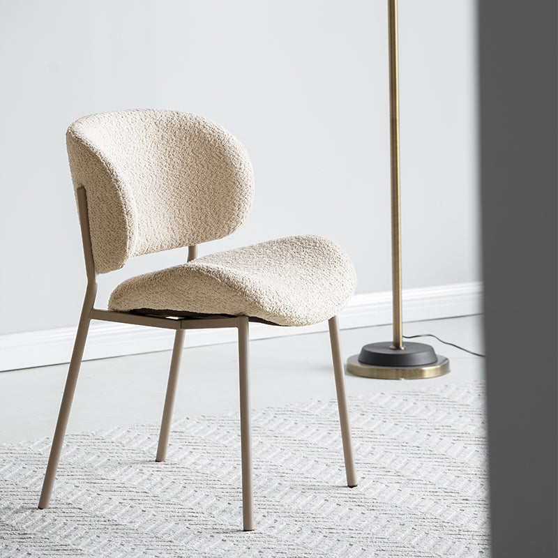 Sedia da pranzo Hadley UDC23105 in tessuto bouclé beige, con schienale alto e imbottito per massimo comfort. Gambe in metallo sottile e design elegante per ambienti moderni.