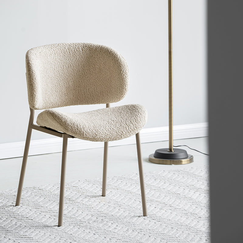 Sedia da pranzo Hadley UDC23105 in tessuto bouclé beige, con schienale alto e imbottito per massimo comfort. Gambe in metallo sottile e design elegante per ambienti moderni.