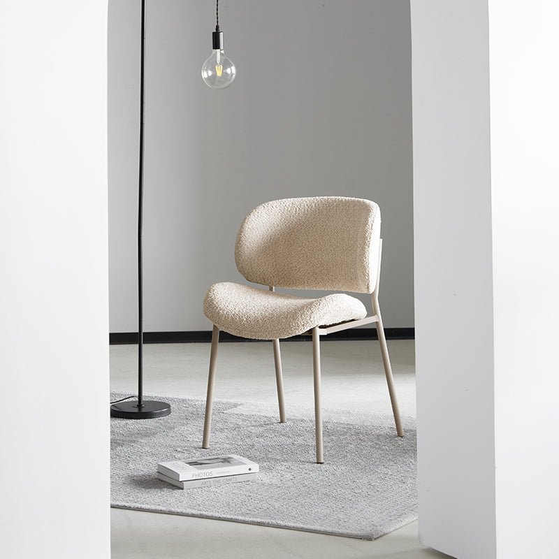 Sedia da pranzo Hadley UDC23105 in tessuto bouclé beige, con schienale alto e imbottito per massimo comfort. Gambe in metallo sottile e design elegante per ambienti moderni.