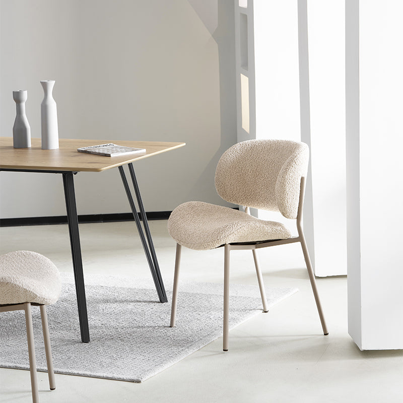 Sedia da pranzo Hadley UDC23105 in tessuto bouclé beige, con schienale alto e imbottito per massimo comfort. Gambe in metallo sottile e design elegante per ambienti moderni.