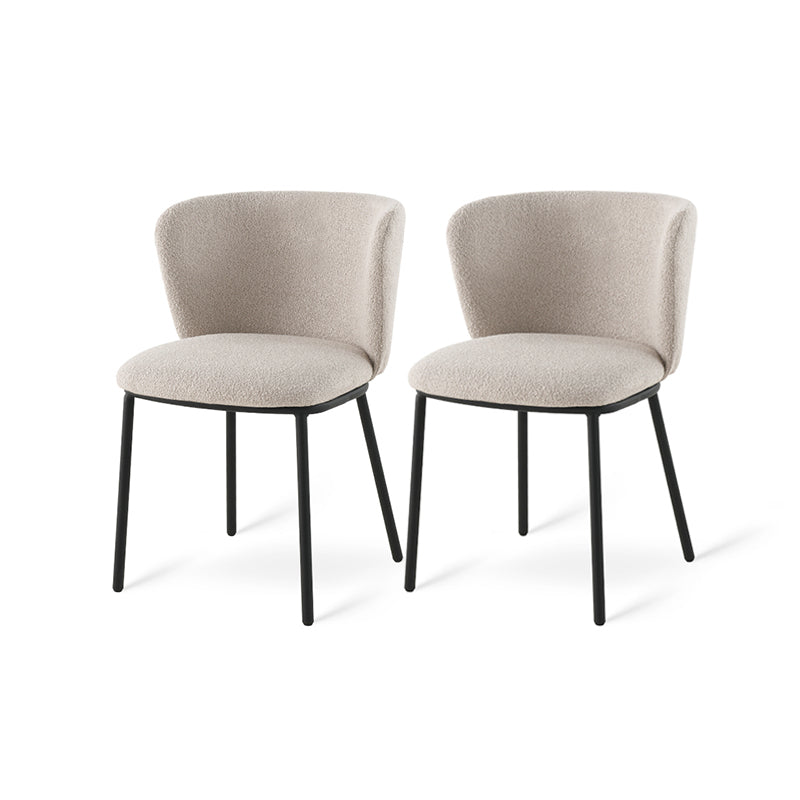 Sedia da pranzo Karin in tessuto bouclé beige con schienale alto e gambe in metallo nero. Perfetta per sale da pranzo o home office. OFCASA.