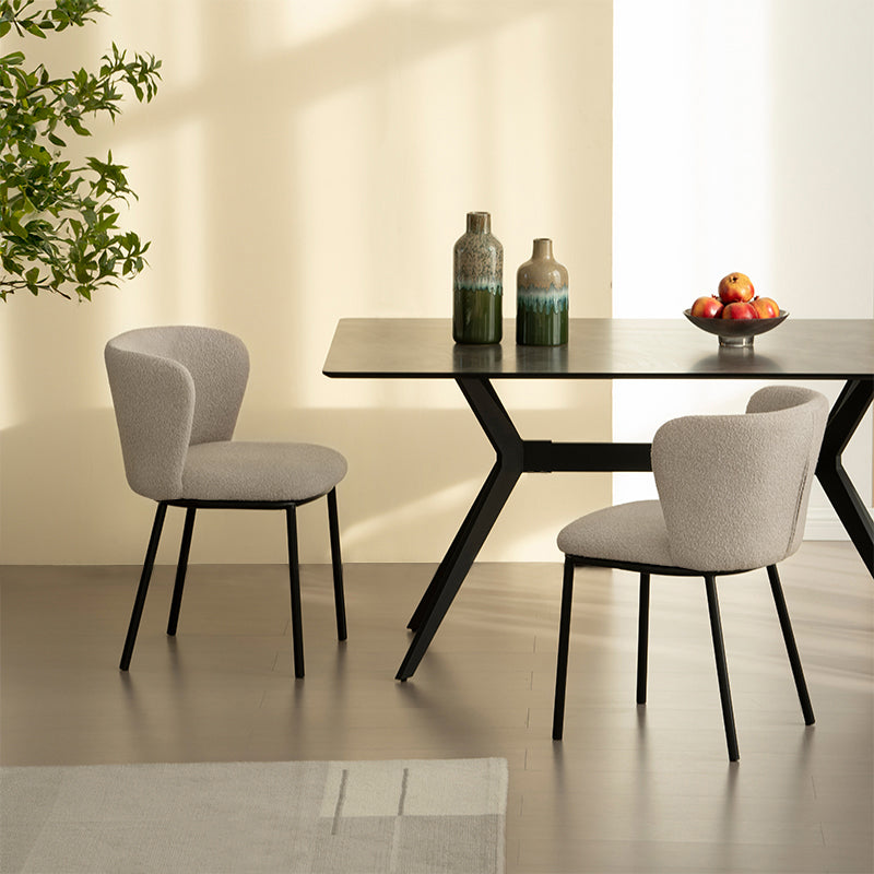 Sedia da pranzo Karin in tessuto bouclé beige con schienale alto e gambe in metallo nero. Perfetta per sale da pranzo o home office. OFCASA.