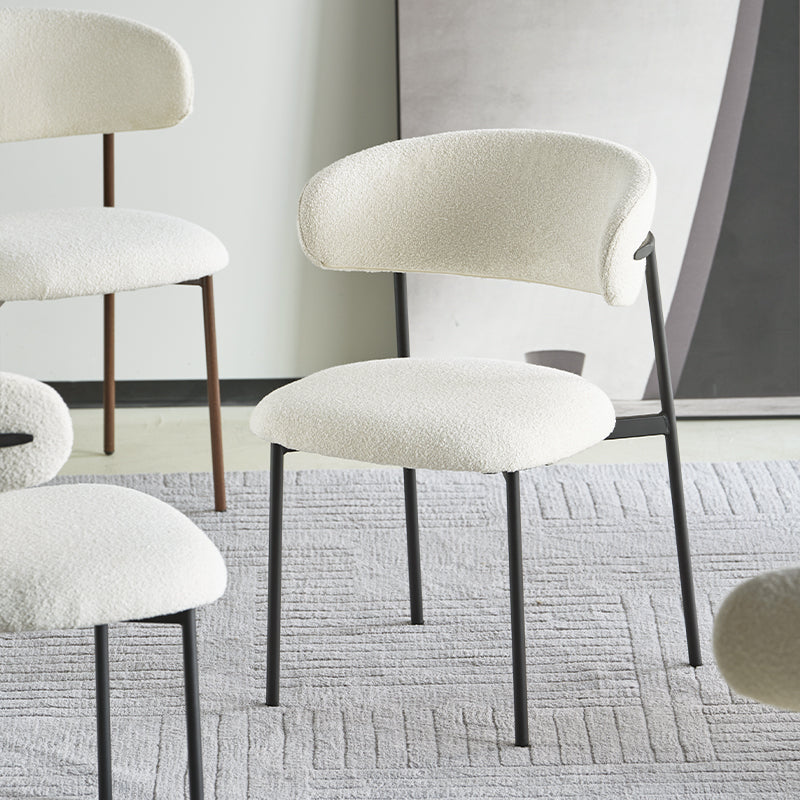 Sedia da pranzo Zahra in tessuto bouclé beige, con schienale curvato e gambe in legno, perfetta per arredamento moderno