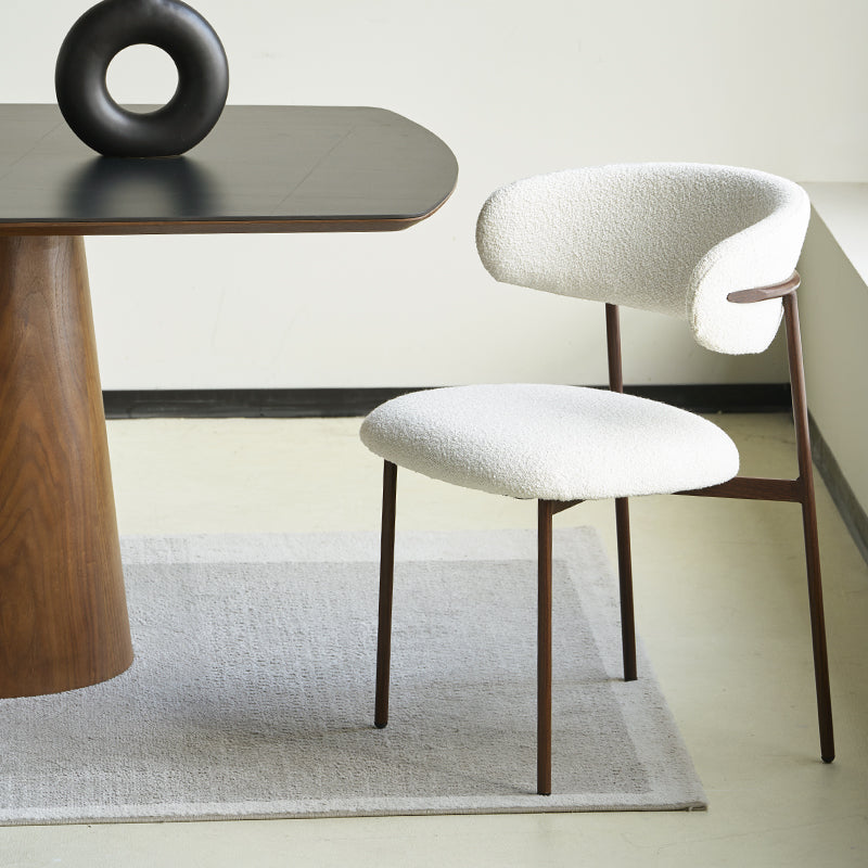 Sedia da pranzo Zahra in tessuto bouclé beige, con schienale curvato e gambe in legno, perfetta per arredamento moderno