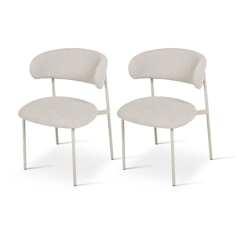 Sedia da pranzo Zahra in tessuto bouclé beige, con schienale curvato e gambe in legno, perfetta per arredamento moderno