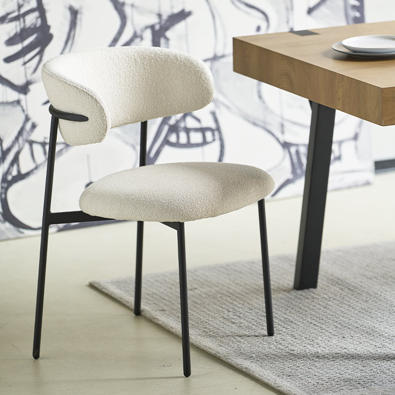Sedia da pranzo Zahra in tessuto bouclé beige, con schienale curvato e gambe in legno, perfetta per arredamento moderno